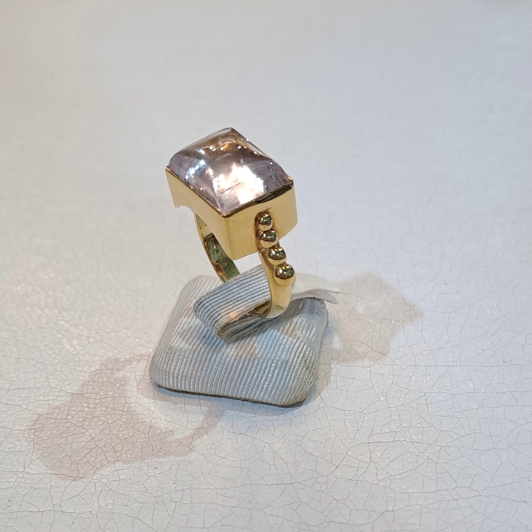 Ring in 18k gold with Kunzite stone (B-109)