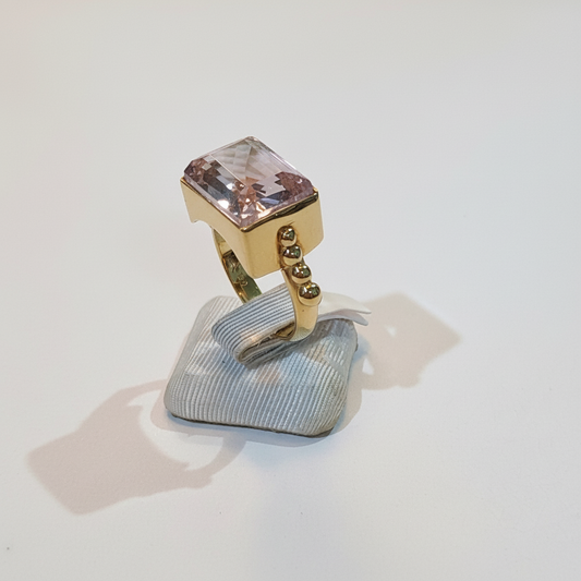 Ring in 18k gold with Kunzite stone (B-109)