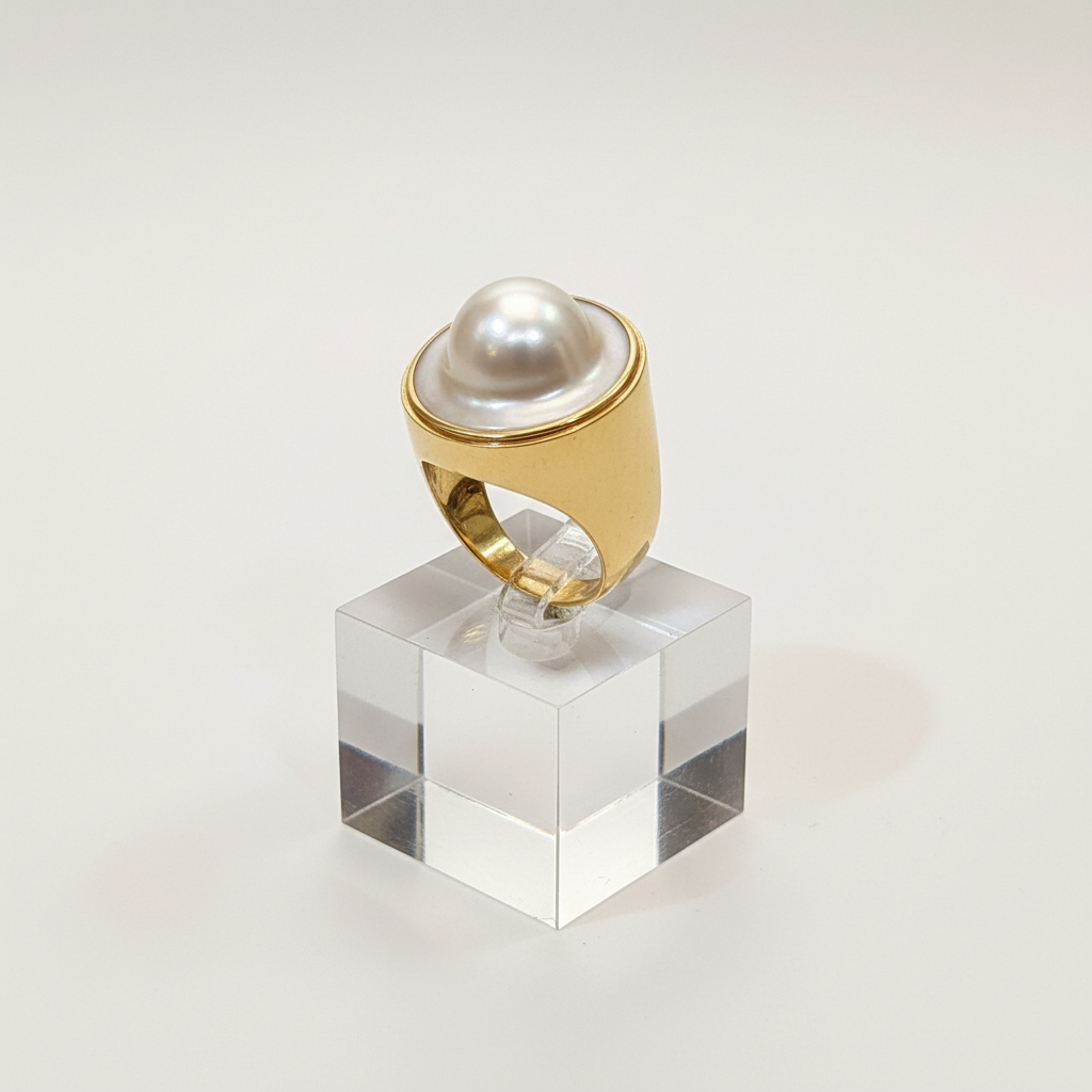 Ring in 18k gold with Mother of pearl (B-125)