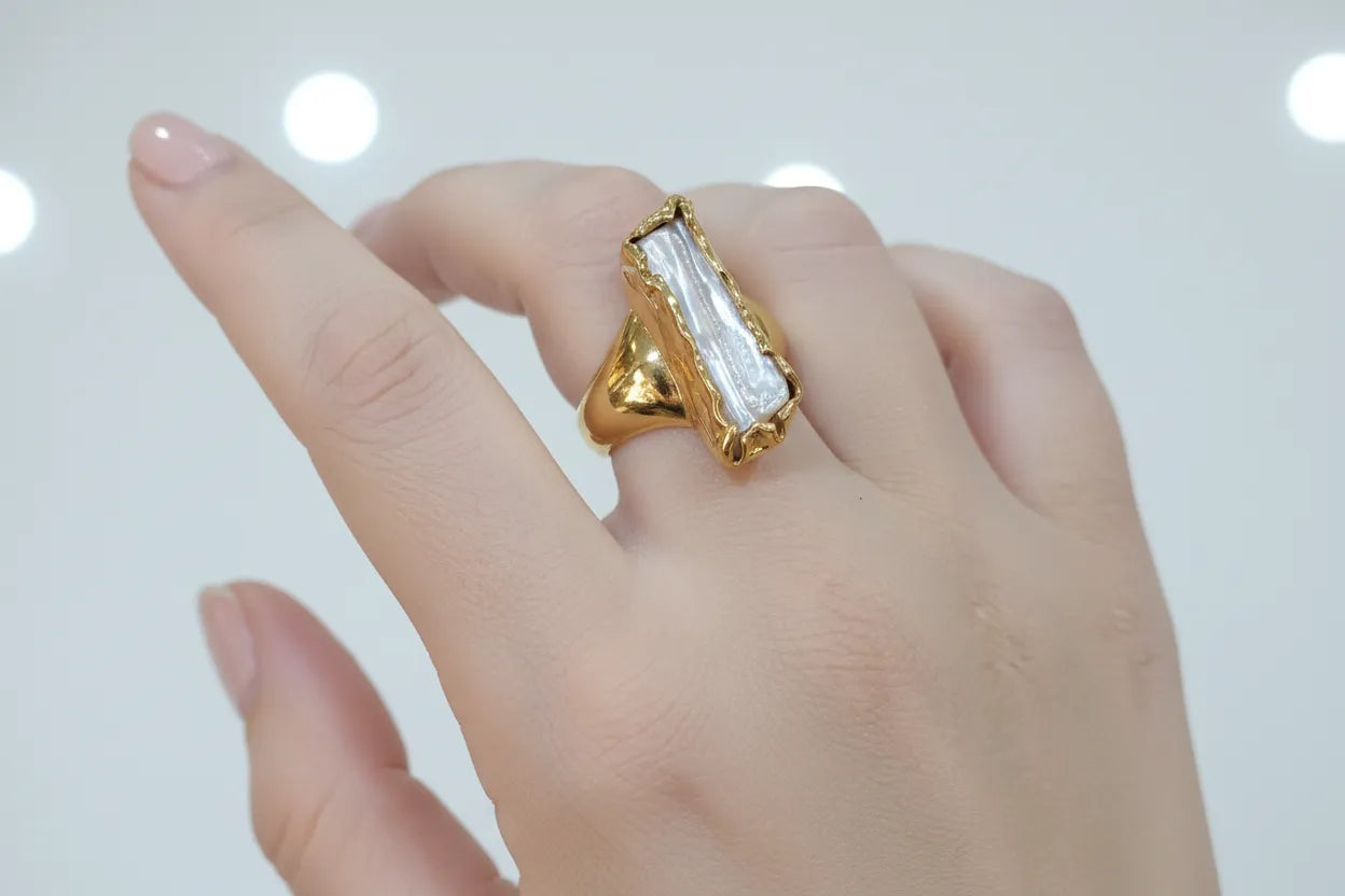 Ring in 18k gold with a Baroque Pearl (B-97)