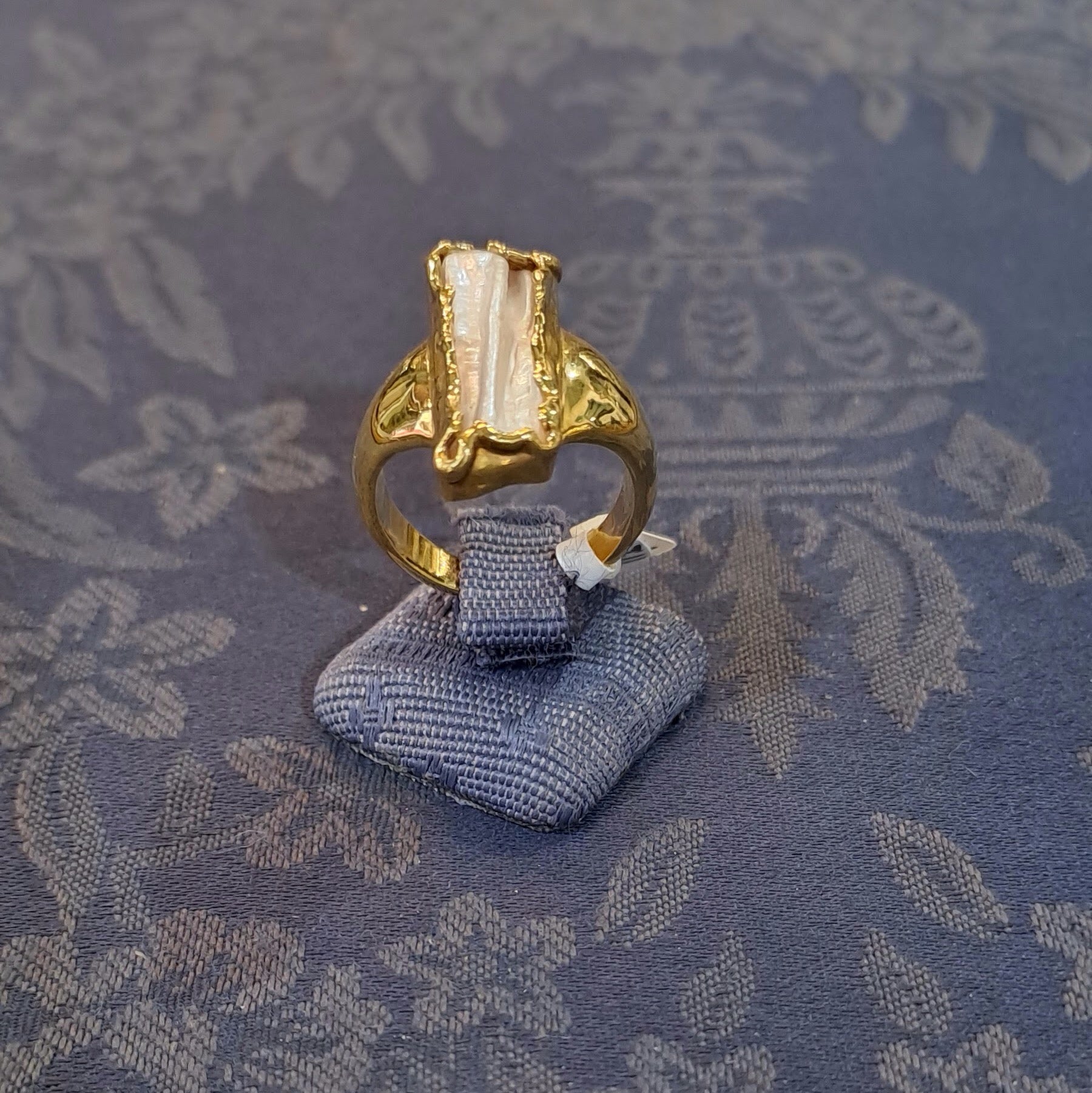 Ring in 18k gold with a Baroque Pearl (B-97)