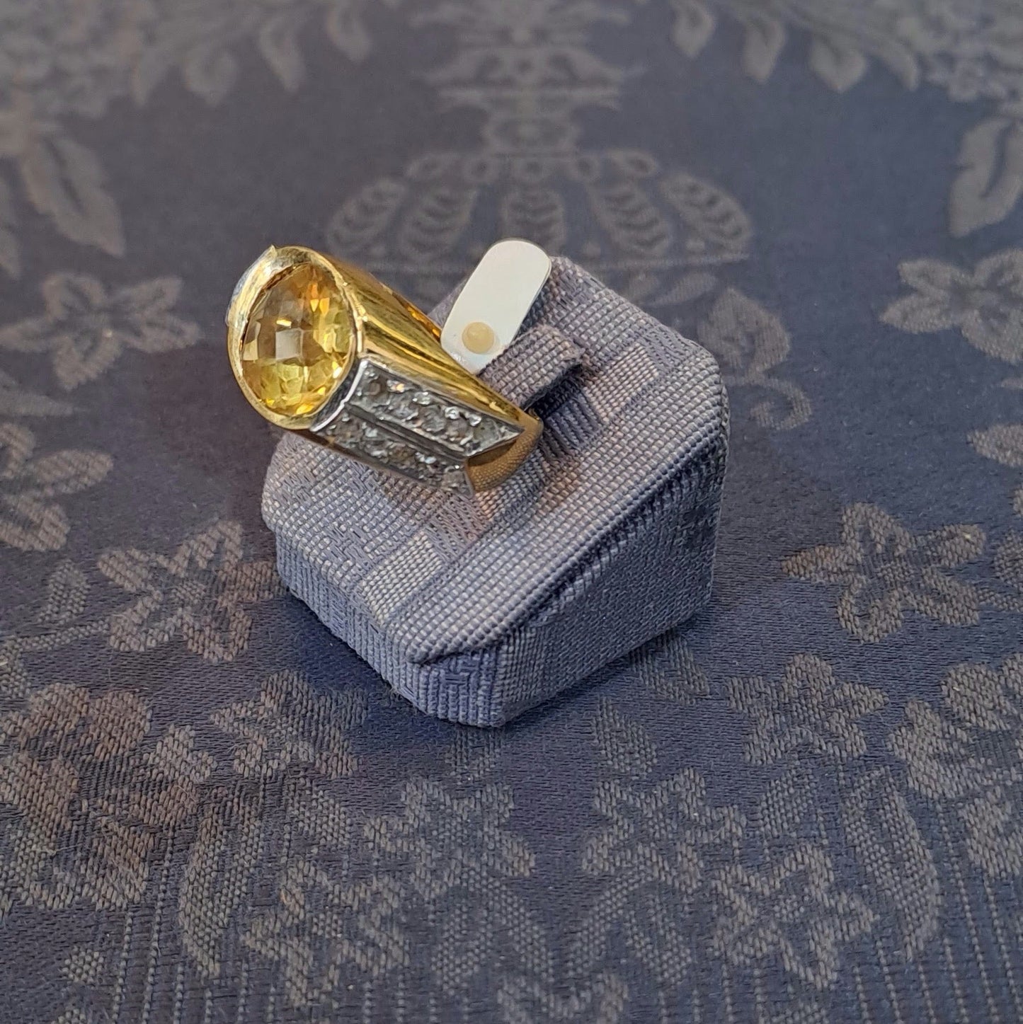 Ring in 18k gold with a citrine and brilliants (B-118)
