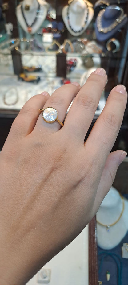 Ring in 18k gold with a keisi pearl (B-111)