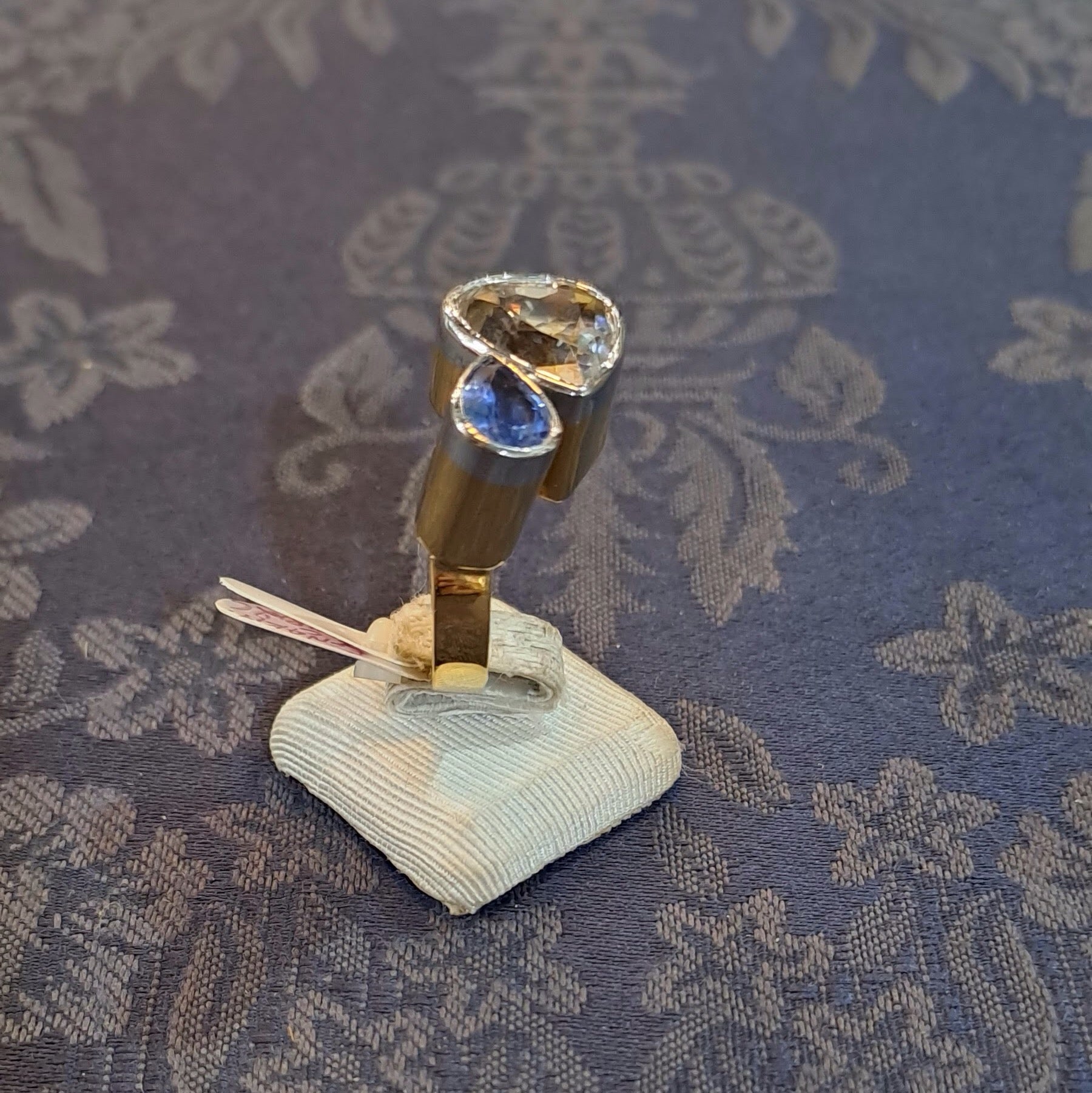 Ring in 18k gold with a phenakite and a blue Saphhire (B-121)