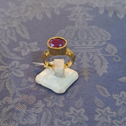 Ring in 18k gold with a ruby (B-119)