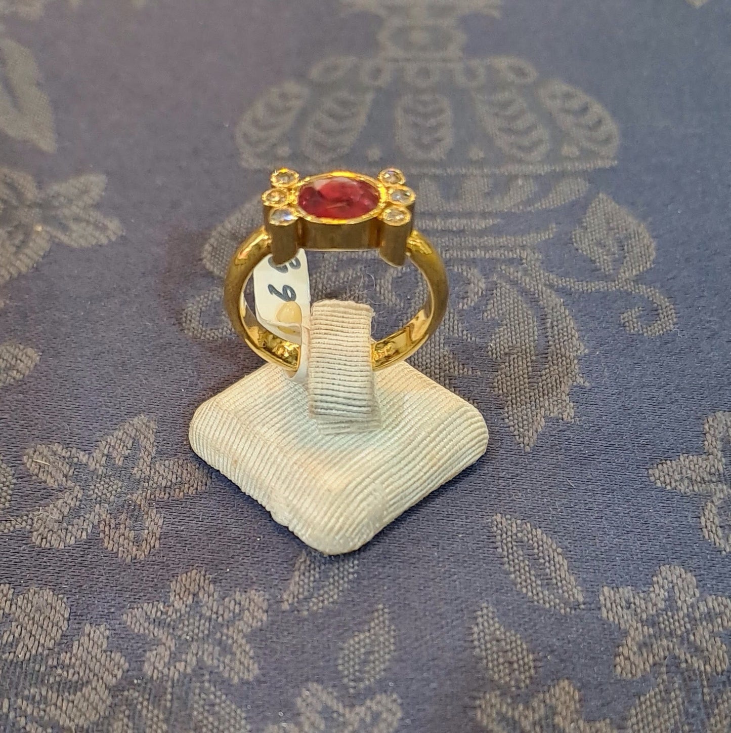 Ring in 18k gold with a ruby and brilliants (B-123)