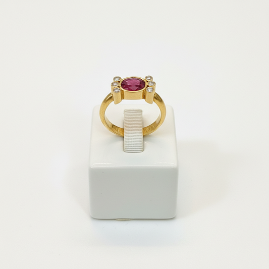 Ring in 18k gold with a ruby and brilliants (B-123)
