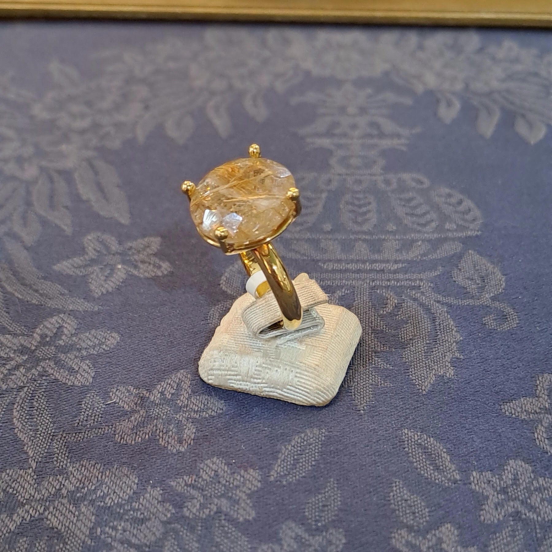 Ring in 18k gold with a rutile quartz (B-120)