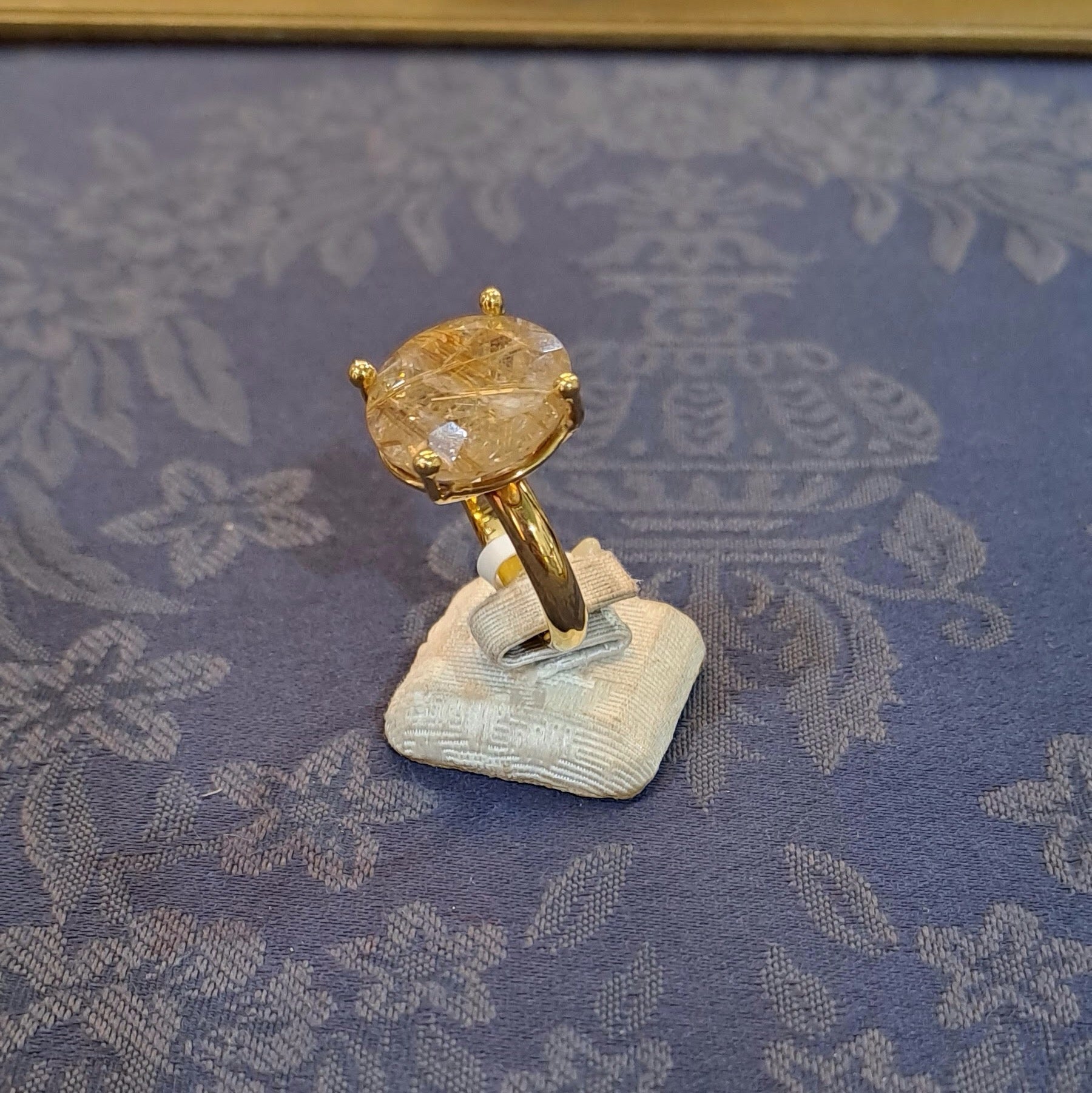 Ring in 18k gold with a rutile quartz (B-120)