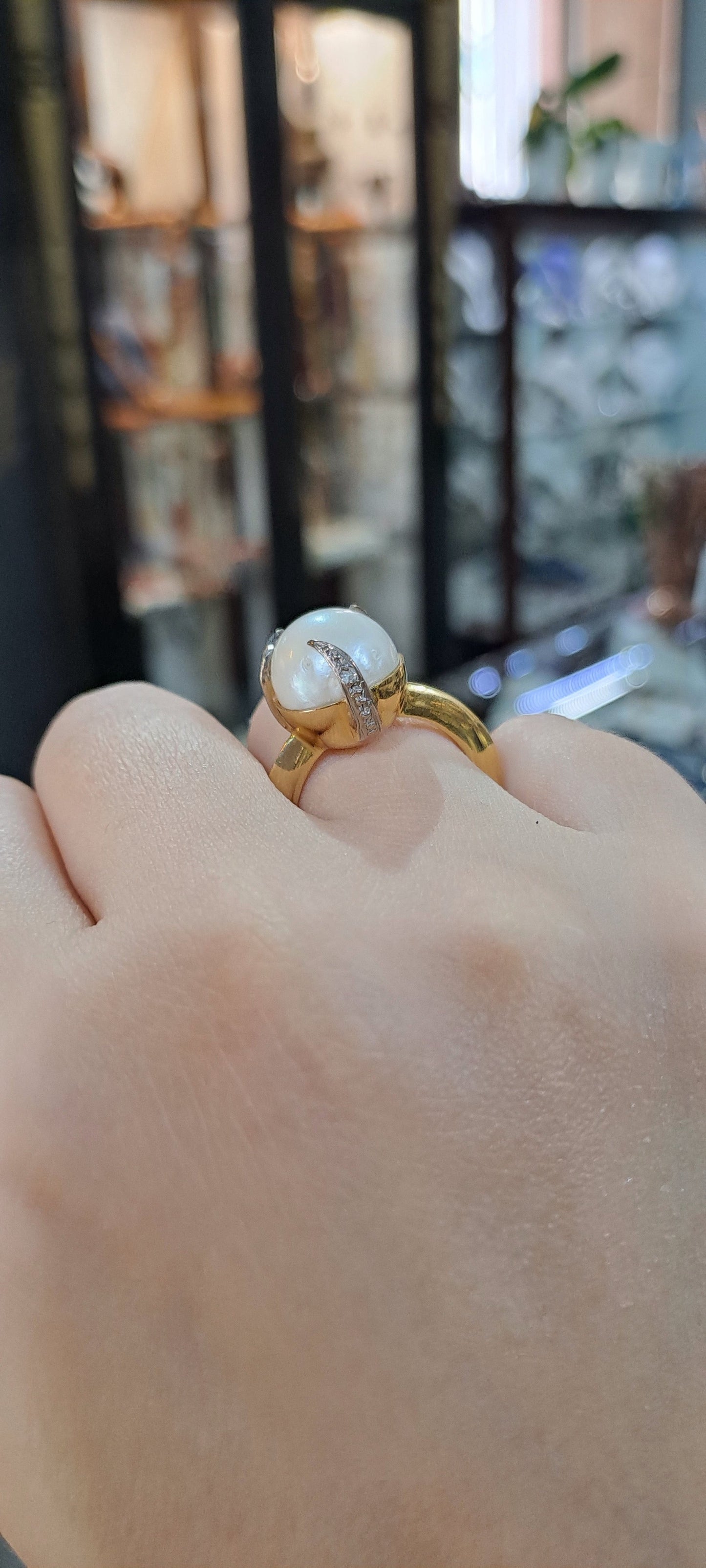 Ring in 18k gold with a south sea round pearl and brilliants (B-124)