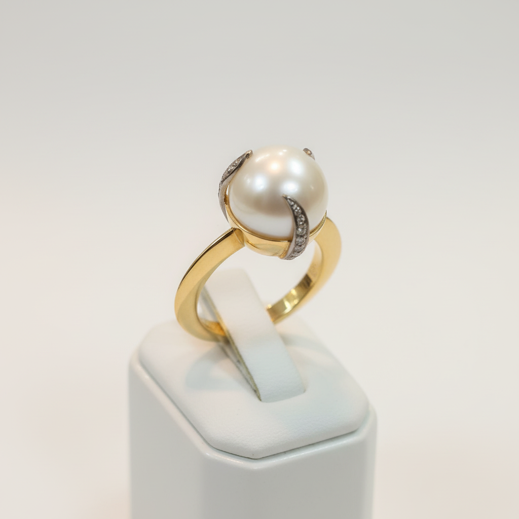 Ring in 18k gold with a south sea round pearl and brilliants (B-124)