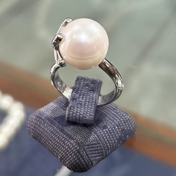 Ring in 18k gold with a white pearl - Dinos Virginia Jewelry