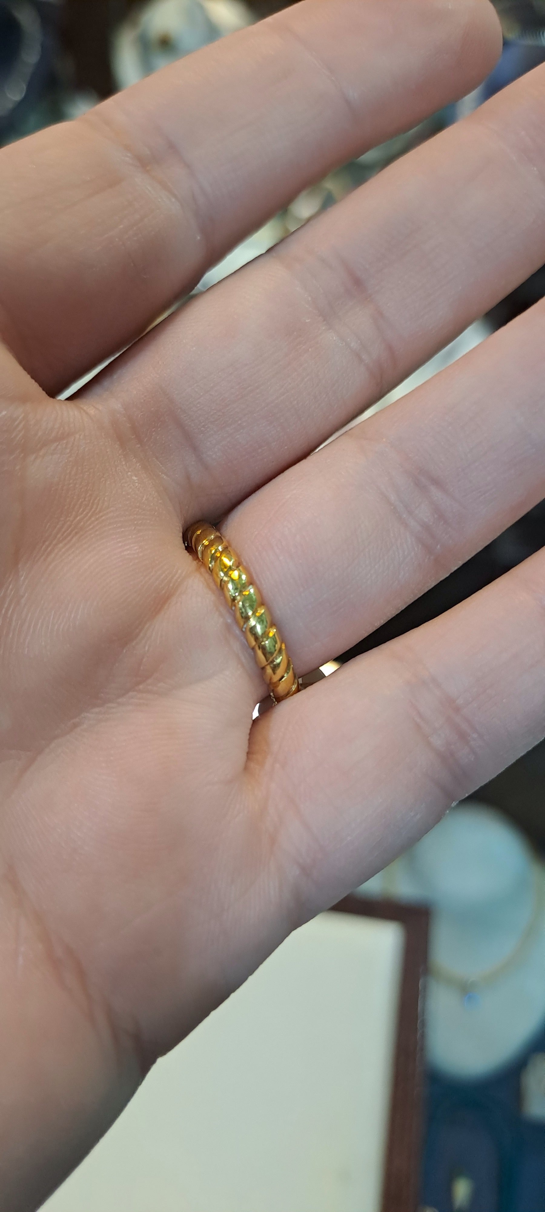 Ring in 18k gold with an amethyst stone (B-107)