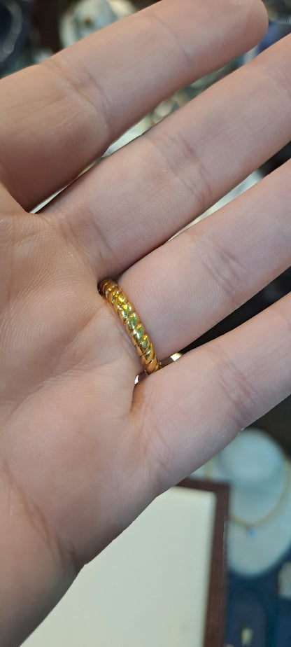 Ring in 18k gold with an amethyst stone (B-107)