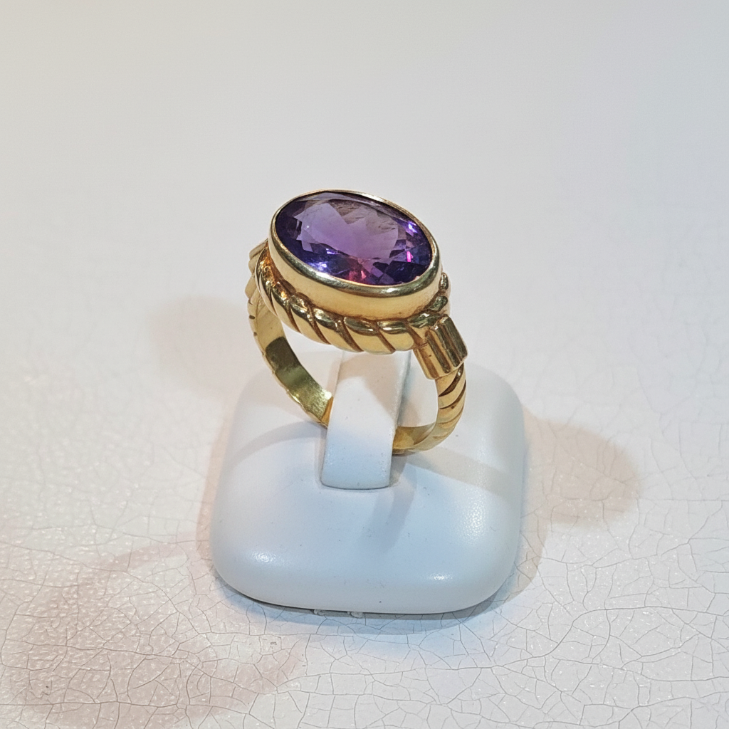 Ring in 18k gold with an amethyst stone (B-107)