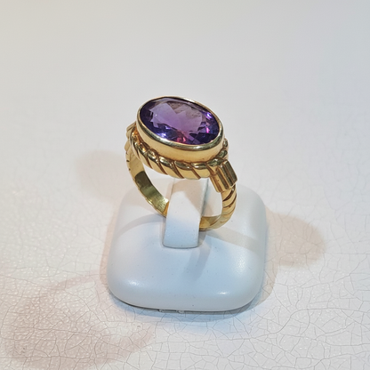 Ring in 18k gold with an amethyst stone (B-107)