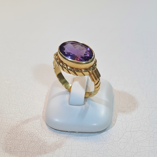 Ring in 18k gold with an amethyst stone (B-107)