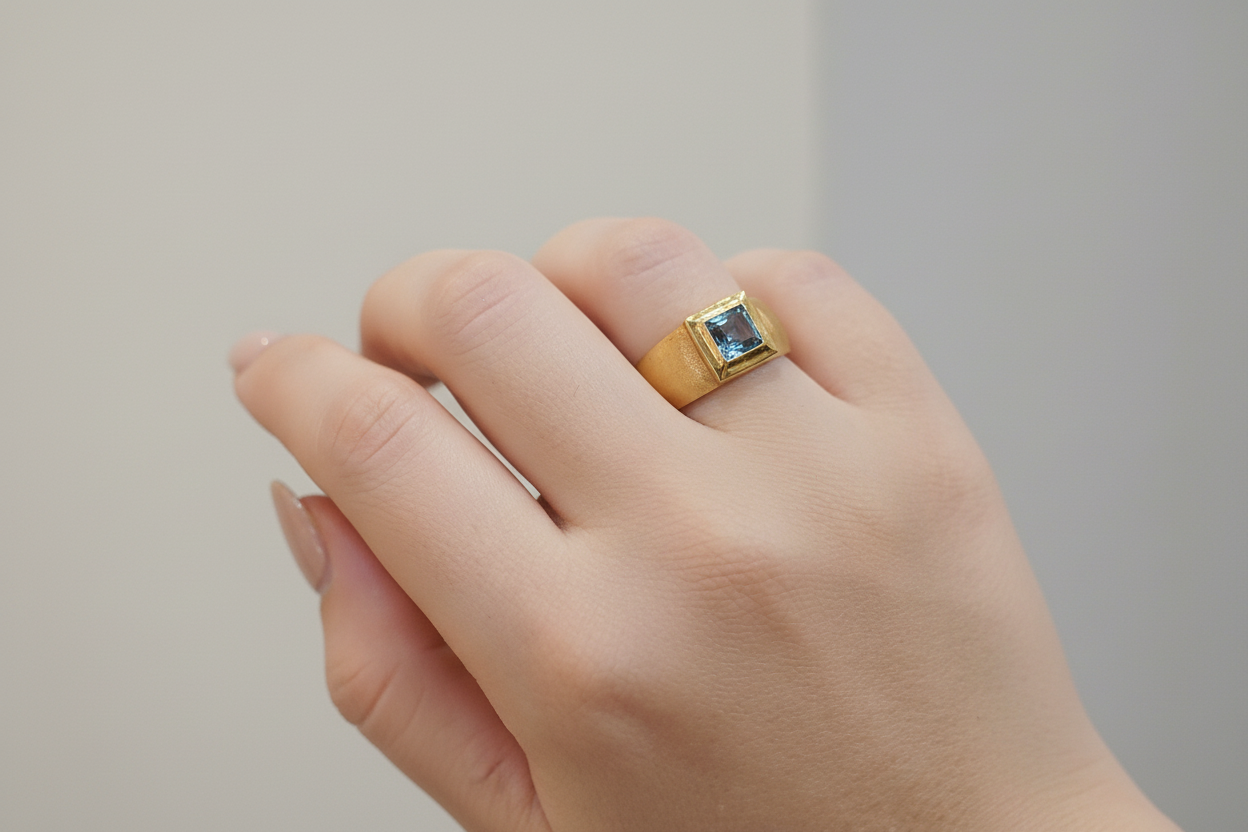 Ring in 18k gold with bleu topaz (B-34)