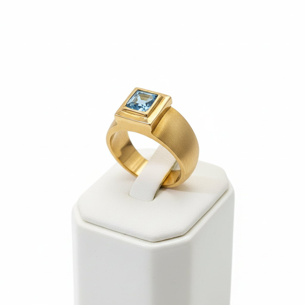 Ring in 18k gold with bleu topaz (B-34)