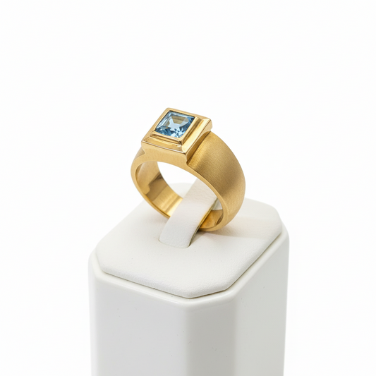 Ring in 18k gold with bleu topaz (B-34)
