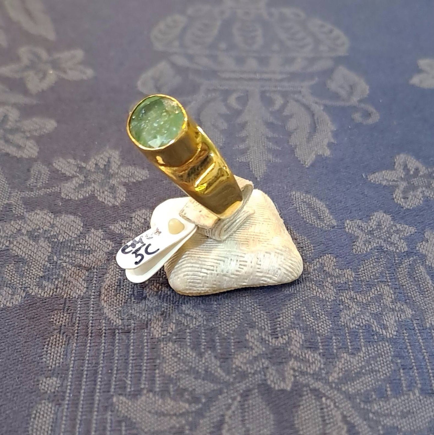 Ring in 18k gold with green emerald (B-115) - Dinos-Virginia