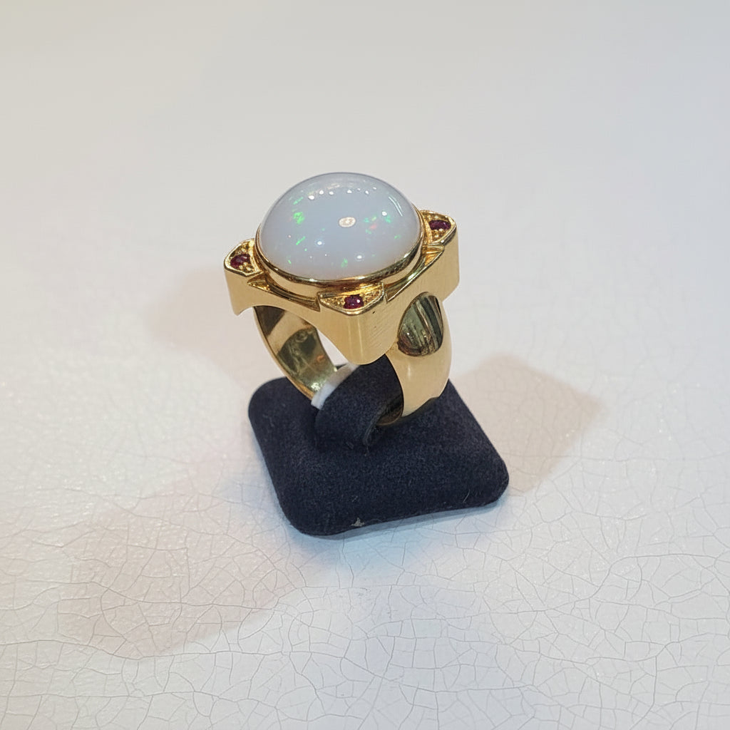 Ring in 18k gold with white Opal (Australian) and rubies (B-110)