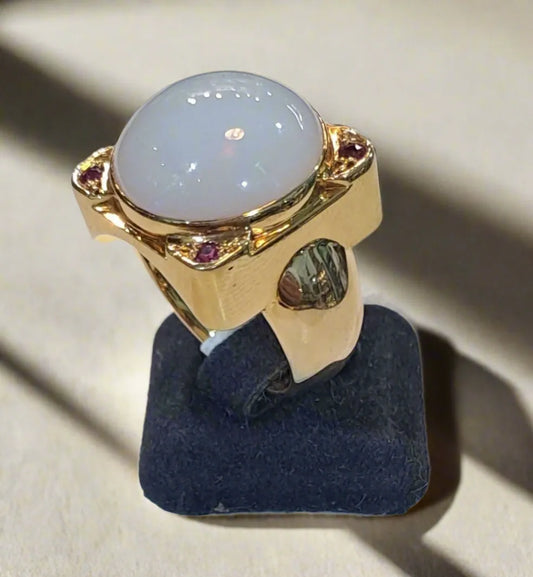 Ring in 18k gold with white Opal (Australian) and rubies (B-110)