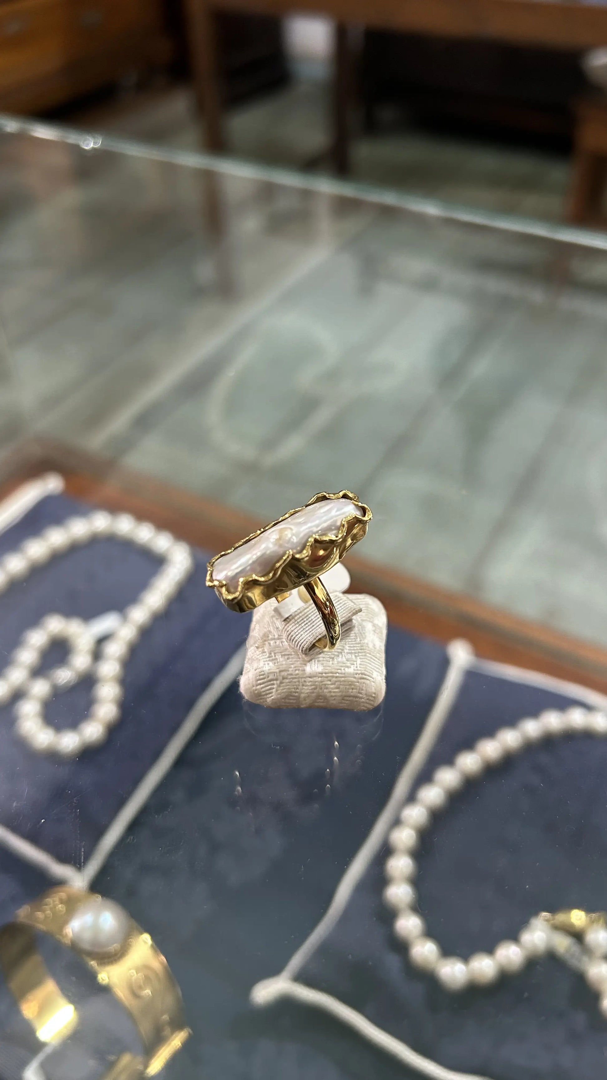 Ring in 18k with a Baroque pearl