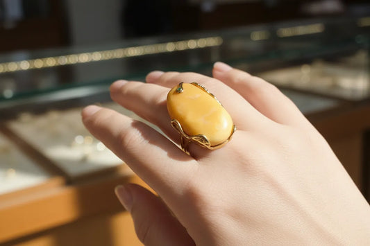 Ring in Gold 18k with yellow amber and diamonds (B-90)