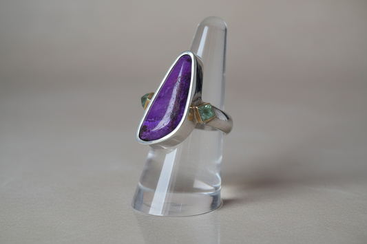 Δαχτυλίδι από ασήμι 925 με χρυσό 18 καρατίων και πέτρα σουγκιλίτη (B-62)