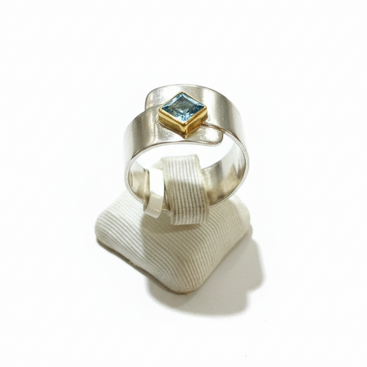Ασημένιο δαχτυλίδι με μπλε τοπάζι σε χρυσό 18 καρατίων, Χειροποίητο δαχτυλίδι, Ελληνικά κοσμήματα, Χειροποίητο δαχτυλίδι, Ελληνικά κοσμήματα