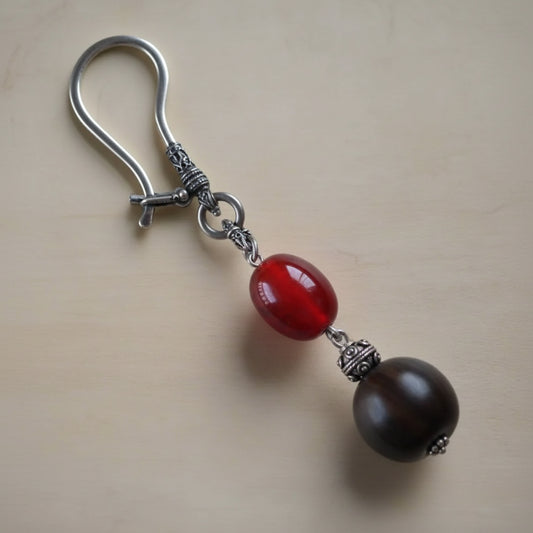 Keychain in sterling silver with red amber and horn - Dinos-Virginia