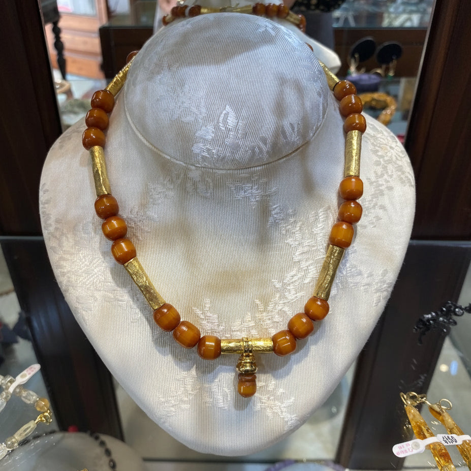 Necklace in 18k gold with Amber