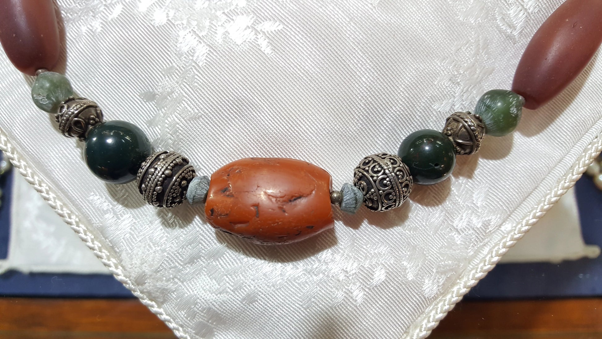 Necklace with old carnelian, green Benzhahr & sterling silver elements - Dinos-Virginia